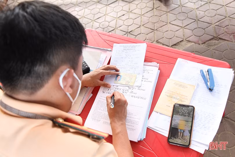 Nhiều chủ xe ôtô bất chấp vi phạm khi chở người từ vùng dịch về Hà Tĩnh