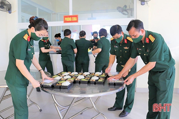 Phụ nữ Ban CHQS huyện Thạch Hà trao tặng “bữa cơm mùa dịch”