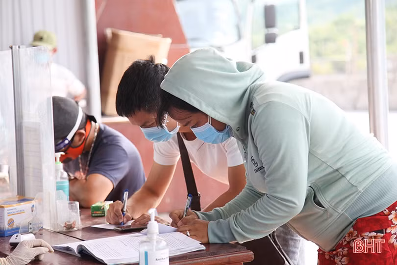 Nhiều chủ xe ôtô bất chấp vi phạm khi chở người từ vùng dịch về Hà Tĩnh