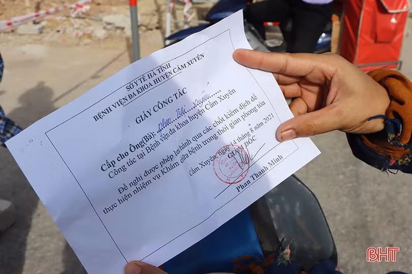 Nhịp sống của người dân thị trấn Cẩm Xuyên ngày đầu thực hiện Chỉ thị 16