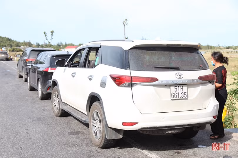 Nhiều chủ xe ôtô bất chấp vi phạm khi chở người từ vùng dịch về Hà Tĩnh