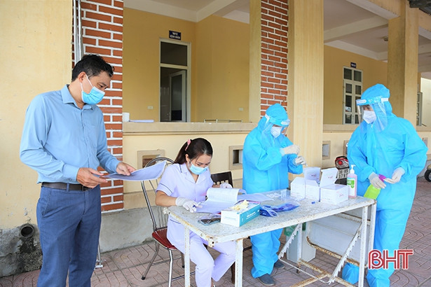 Thạch Hà lấy mẫu test nhanh 1.117 hộ kinh doanh hai bên quốc lộ 1