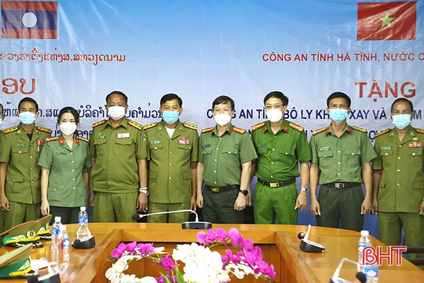 Trao tặng trang thiết bị y tế cho công an 2 tỉnh nước bạn Lào