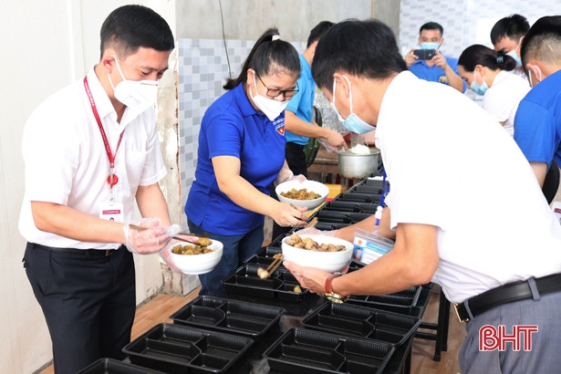 Agribank chi nhánh Hà Tĩnh II hỗ trợ gần 4.600 suất cơm tại các khu cách ly