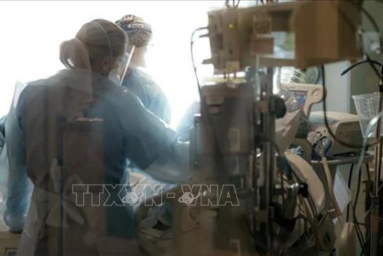 Toàn thế giới vượt 205 triệu ca mắc COVID-19, châu Á vẫn là điểm nóng