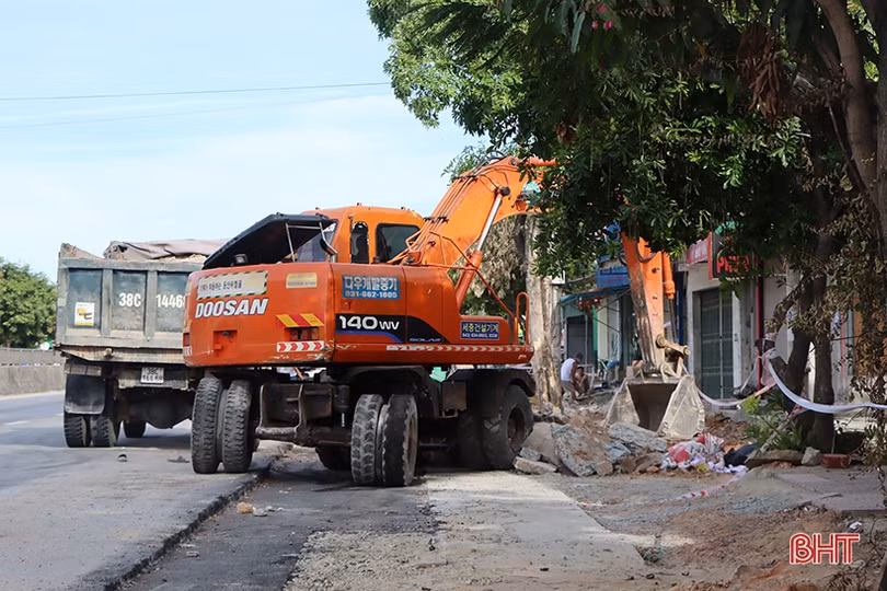 Nhịp sống của người dân thị trấn Cẩm Xuyên ngày đầu thực hiện Chỉ thị 16