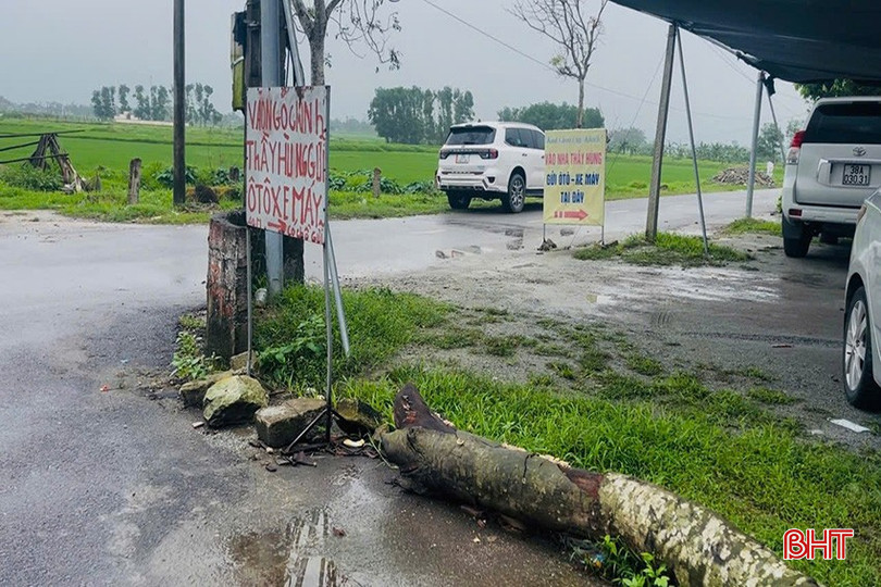 Biển chỉ dẫn bãi đỗ xe vào nhà "thầy" Hùng được đặt công khai.