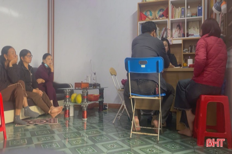 Người tự xưng là "cô" Tình thực hiện bắt bài "phán" vận mệnh cho người dân.