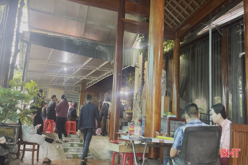 Người vào ra, tập trung đông đúc tại tư gia nhà "thầy" Hùng.