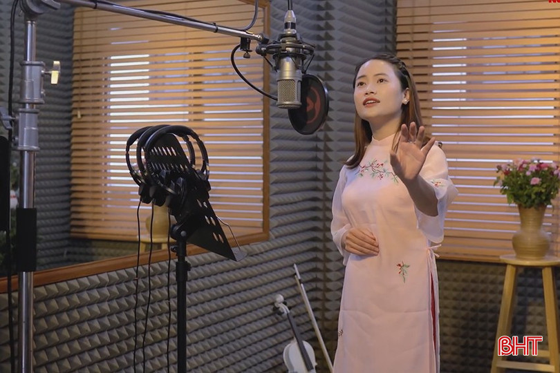 Chị Phạm Thị Ngân thể hiện ca khúc "Hà Tĩnh quê ơi" (Ảnh cắt từ MV tham gia Cuộc thi "Giọng hát hay các ca khúc về Hà Tĩnh". bqbht_br_anh-ngan-2.jpg