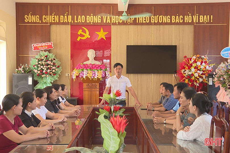 Thầy giáo Nguyễn Trần Quảng, Hiệu trưởng Trường THCS Mỹ Duệ (xã Cẩm Duệ) điều hành các hoạt động tại một cuộc họp của nhà trường. bqbht_br_thay-quang.jpg
