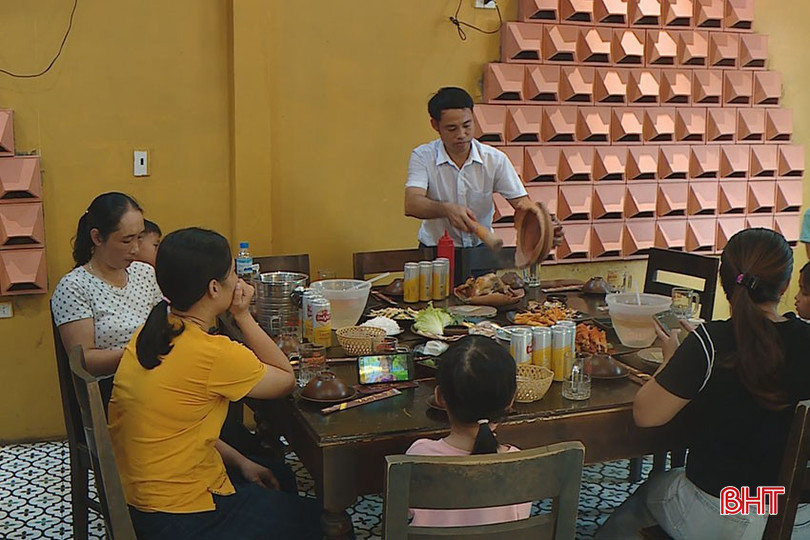 “ໄກ່ໝໍ້ຫັກ” - ອາຫານທີ່ມີລົດຊາດຕາເວັນຕົກສຽງເໜືອເຂັ້ມແຂງຢູ່ໃຈກາງແຂວງ ຮ່າຕິງ bqbht_br_ga-dap.jpg