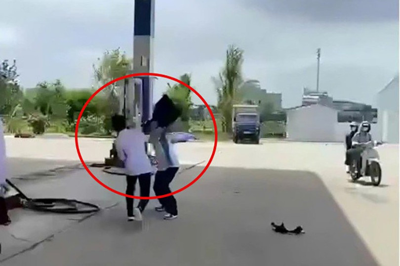 Hiện trường nơi nam sinh lớp 12 - Trường THPT Đặng Thai Mai (xã Quảng Bình - tỉnh Thanh Hóa) bị bạn cùng trường đâm tử vong. Ảnh cắt từ clip