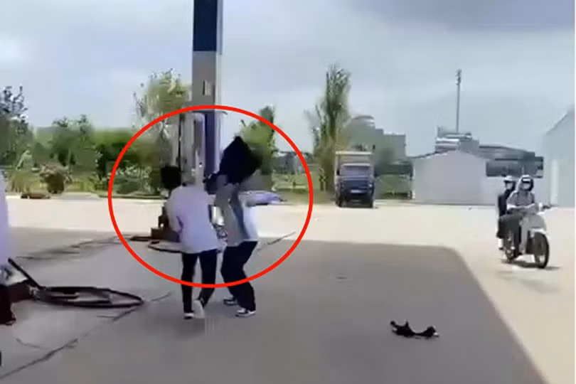 Hiện trường nơi nam sinh lớp 12 - Trường THPT Đặng Thai Mai (xã Quảng Bình - tỉnh Thanh Hóa) bị bạn cùng trường đâm tử vong. Ảnh cắt từ clip