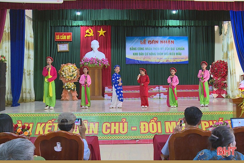 Các em học sinh tham gia biểu diễn tại lễ đón nhận bằng công nhận khu dân cư kiểu mẫu ở xã Cẩm Mỹ (cũ). Ảnh tư liệu bqbht_br_anh-1.jpg