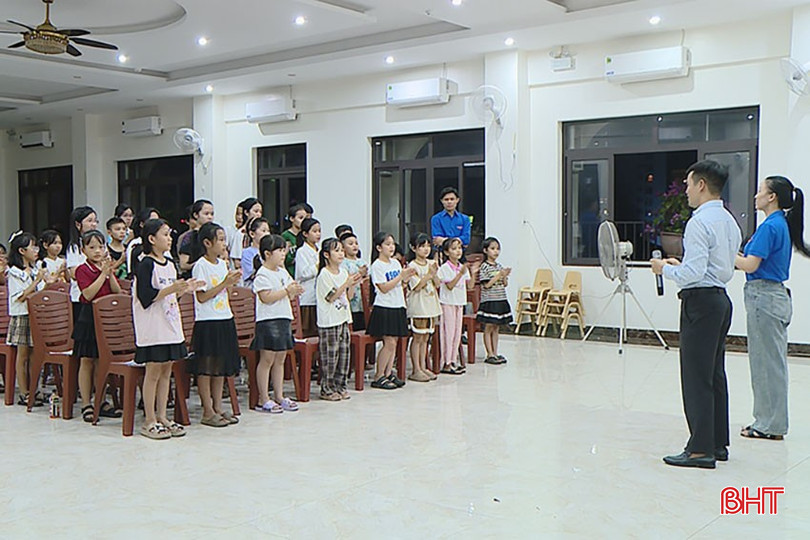 Lớp học thu hút gần 50 học sinh với sự hướng dẫn của Nghệ nhân dân gian Trần Văn Sang và các nghệ sĩ bqbht_br_anh-sang-2-copy.jpg