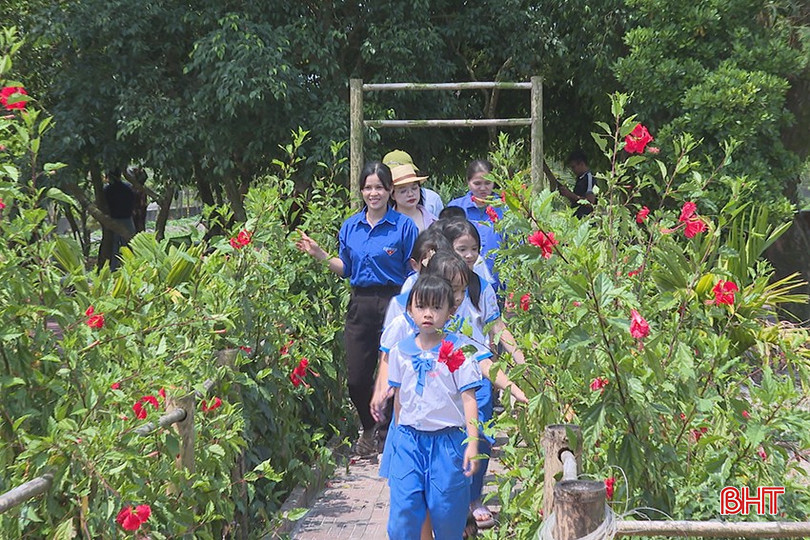 Không gian trưng bày của anh Tùng thu hút đông đảo du khách khám phá, trải nghiệm bqbht_br_hoc-sinh.jpg