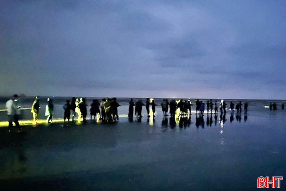 Lật thuyền đánh cá, con bơi được vào bờ, cha đang mất tích