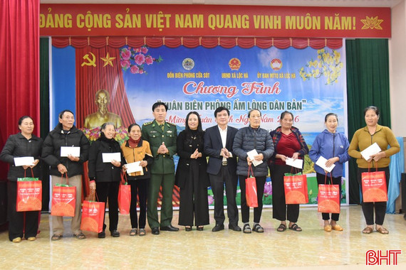 Tặng quà Tết cho các gia đình khó khăn ở Lộc Hà