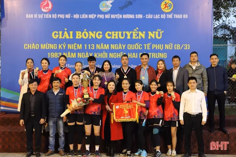 Đội Sơn Kim 1 xuất sắc giành giải nhất bóng chuyền nữ Hương Sơn