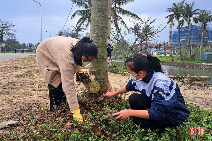 Hơn 350 đoàn viên thanh niên ra quân làm sạch biển Xuân Thành