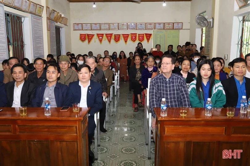 Giáo sư người Mỹ chỉ cách học tiếng Anh cho học sinh Hương Sơn