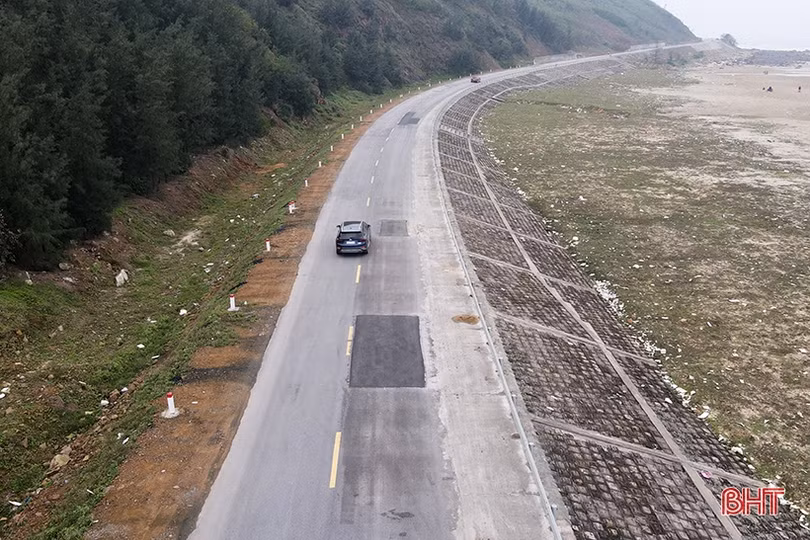 Kịp thời sửa chữa các điểm hư hỏng trên đường ven biển Hà Tĩnh