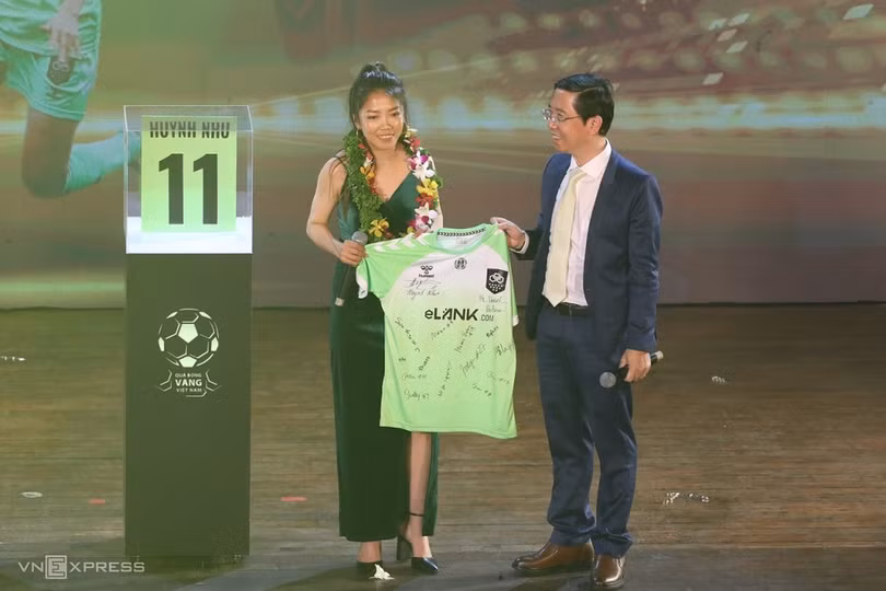 Huỳnh Như phá kỷ lục giành Quả Bóng Vàng Việt Nam