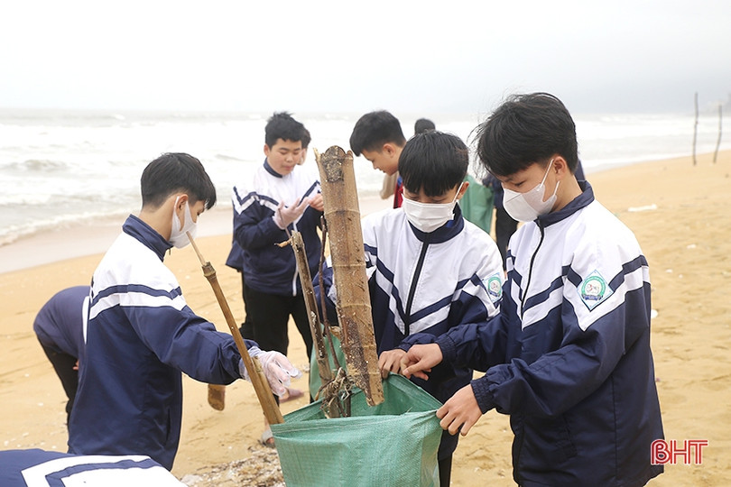 Gần 500 đoàn viên thanh niên ra quân làm sạch biển Thiên Cầm