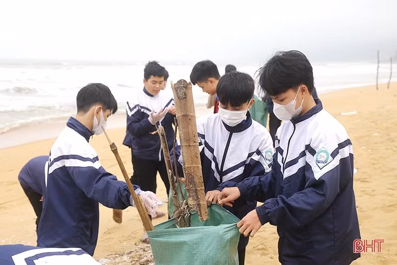 Gần 500 đoàn viên thanh niên ra quân làm sạch biển Thiên Cầm