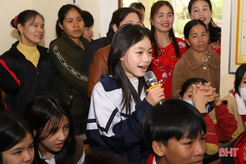 Giáo sư người Mỹ chỉ cách học tiếng Anh cho học sinh Hương Sơn