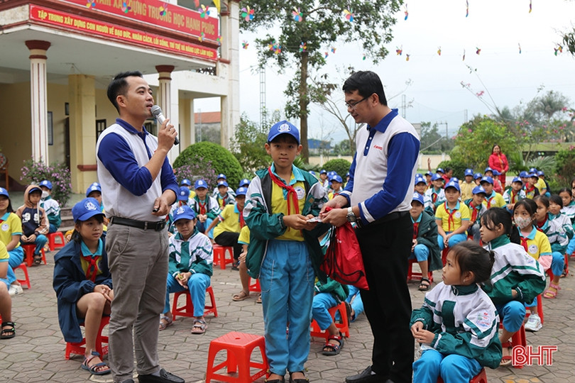 Tuyên truyền an toàn giao thông cho hơn 400 học sinh ở Nghi Xuân