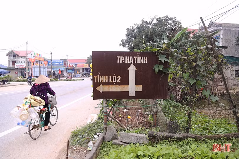 Hàng loạt biển báo giao thông “làm khó” người đi đường ở Hà Tĩnh