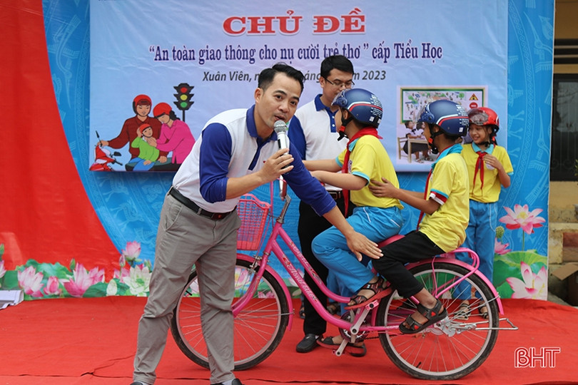 Tuyên truyền an toàn giao thông cho hơn 400 học sinh ở Nghi Xuân