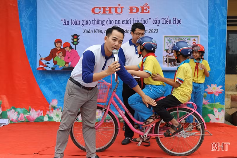 Tuyên truyền an toàn giao thông cho hơn 400 học sinh ở Nghi Xuân