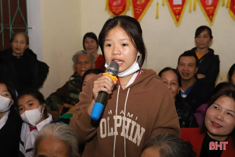 Giáo sư người Mỹ chỉ cách học tiếng Anh cho học sinh Hương Sơn