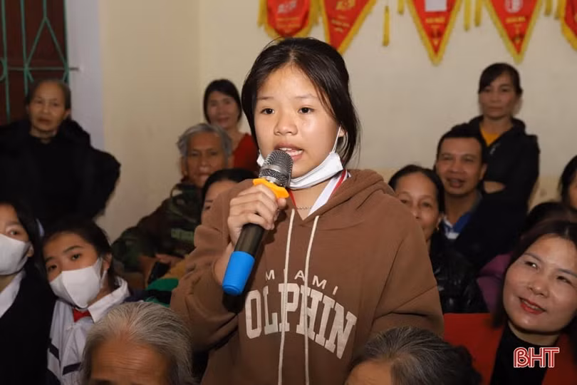 Giáo sư người Mỹ chỉ cách học tiếng Anh cho học sinh Hương Sơn