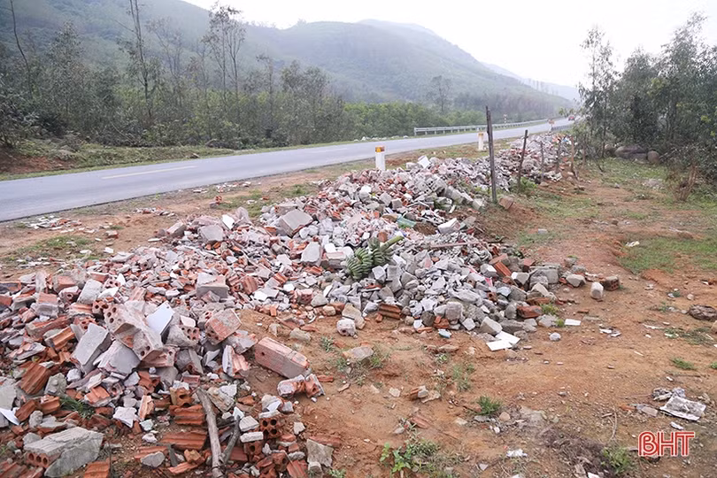 Nhiều “điểm xấu” trên tuyến đường đẹp ven biển Hà Tĩnh