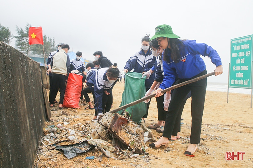 Gần 500 đoàn viên thanh niên ra quân làm sạch biển Thiên Cầm