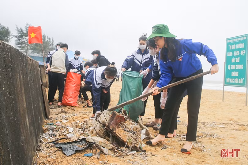 Gần 500 đoàn viên thanh niên ra quân làm sạch biển Thiên Cầm