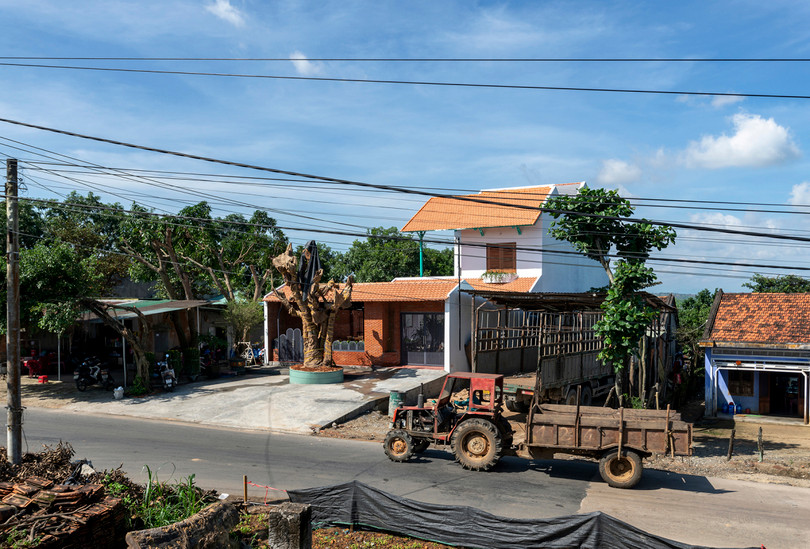 Xây nhà lùi để đón nắng gió