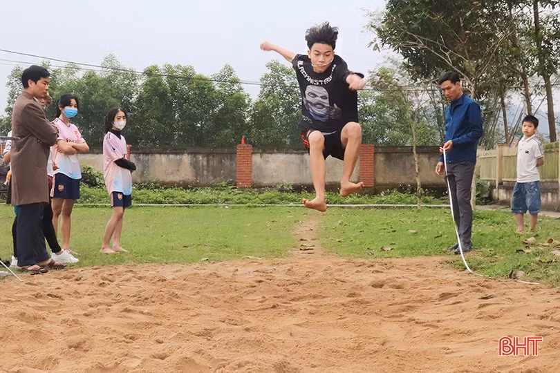 Học sinh Vũ Quang tranh tài tại Đại hội Điền kinh - Thể thao