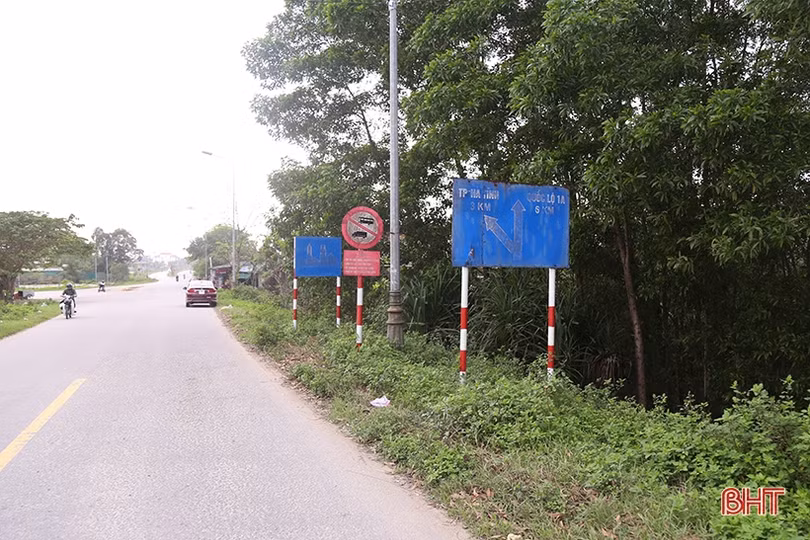 Hàng loạt biển báo giao thông “làm khó” người đi đường ở Hà Tĩnh