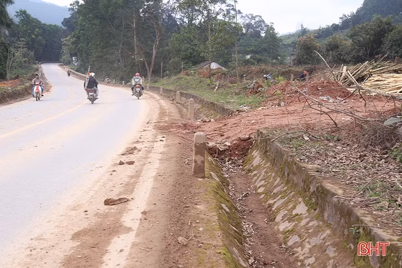 Mối nguy từ việc lấn chiếm hành lang, đấu nối trái phép trên QL15 ở Hà Tĩnh