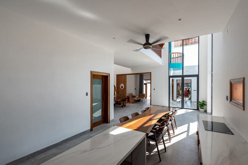 Xây nhà lùi để đón nắng gió