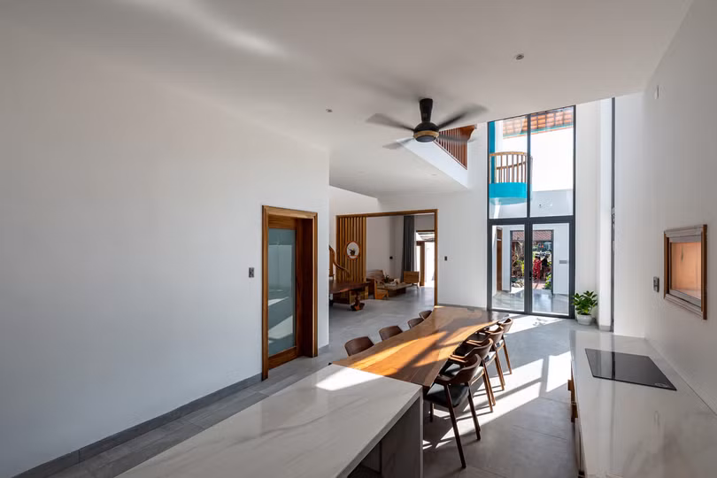 Xây nhà lùi để đón nắng gió