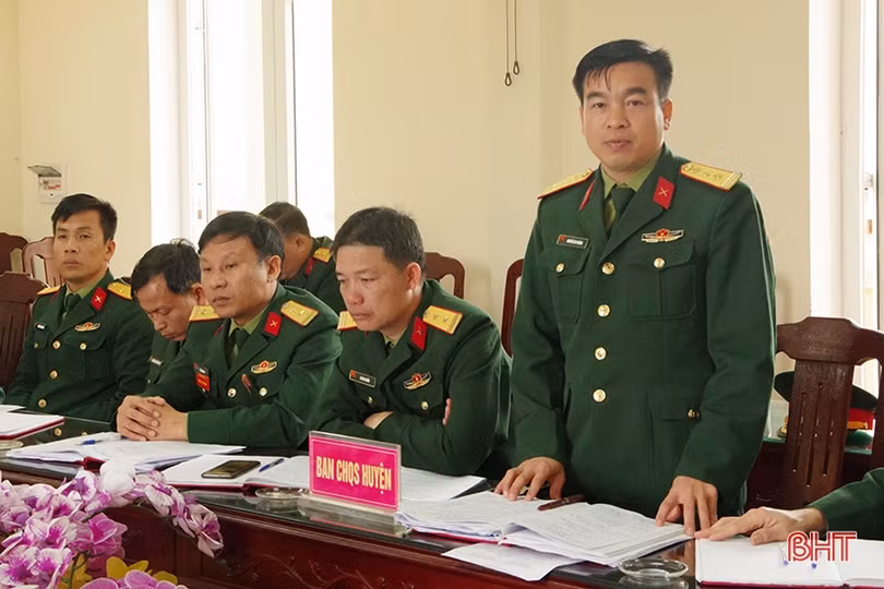 Thượng tá Nguyễn Xuân Thắng kiểm tra việc thực hiện nhiệm vụ QS-QP tại Đức Thọ