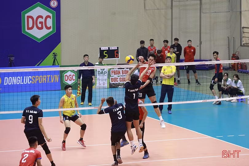 Bóng chuyền nam Hà Tĩnh ngược dòng kịch tính trước Đà Nẵng