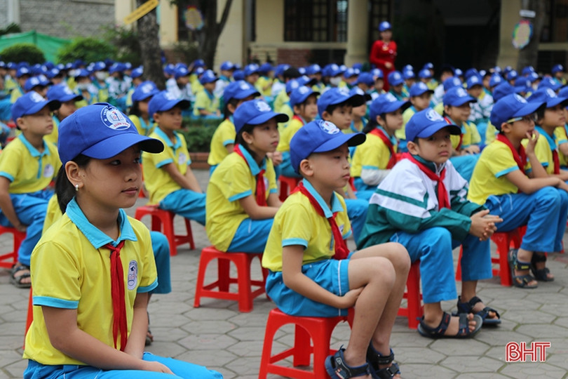 Tuyên truyền an toàn giao thông cho hơn 400 học sinh ở Nghi Xuân