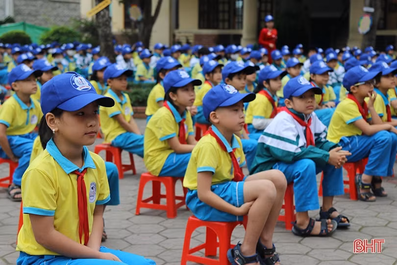 Tuyên truyền an toàn giao thông cho hơn 400 học sinh ở Nghi Xuân